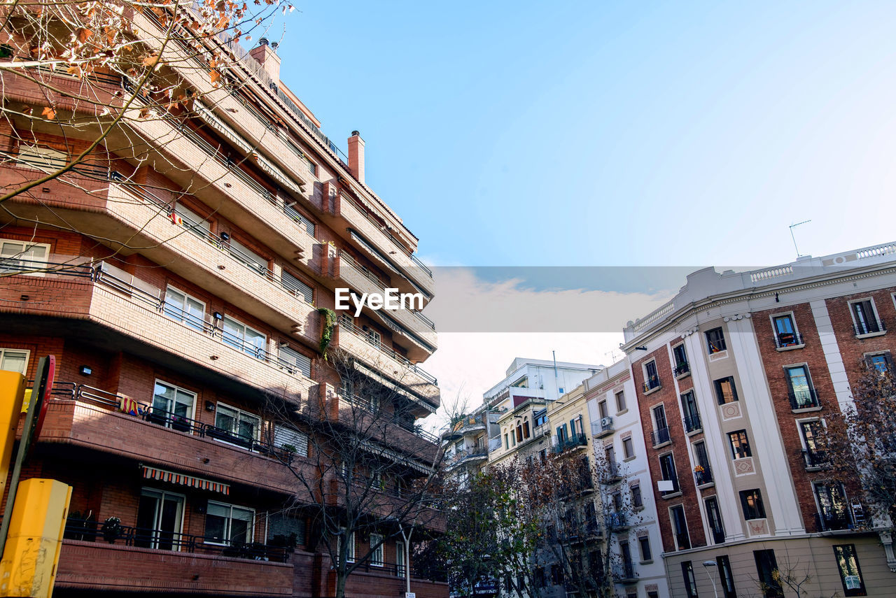 LOW ANGLE VIEW OF RESIDENTIAL BUILDING AGAINST SKY