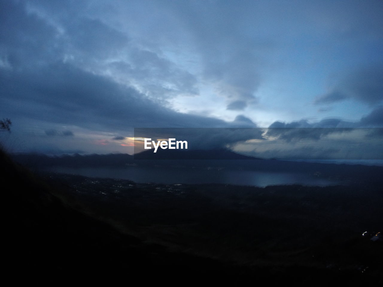 SCENIC VIEW OF SILHOUETTE MOUNTAINS AGAINST SKY AT SUNSET