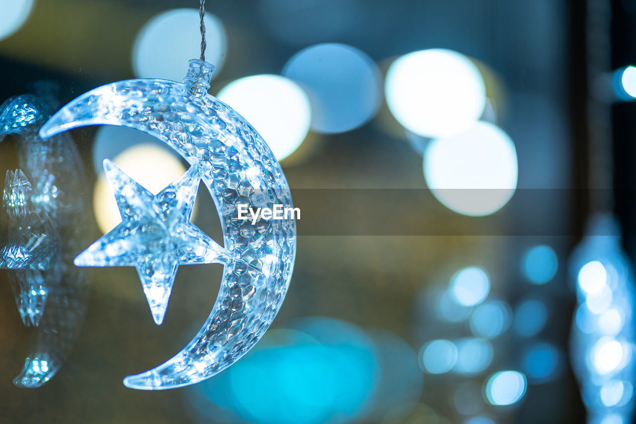 CLOSE-UP OF ILLUMINATED CHRISTMAS LIGHTS HANGING