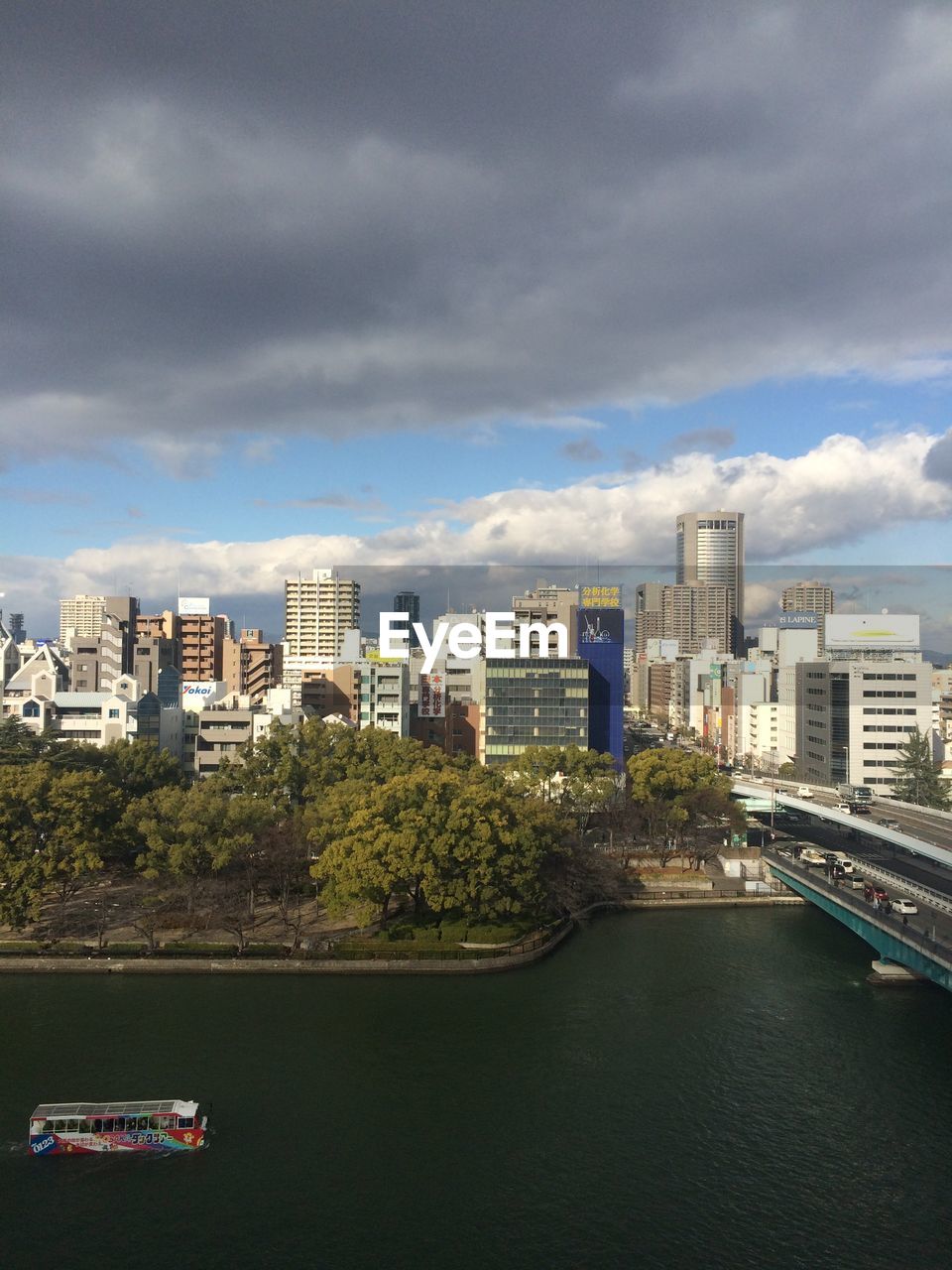 SKYSCRAPERS IN CITY AGAINST CLOUDY SKY