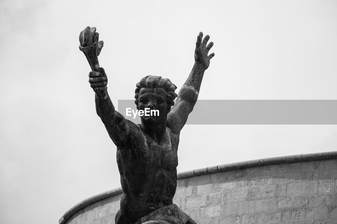 LOW ANGLE VIEW OF STATUE OF A MAN