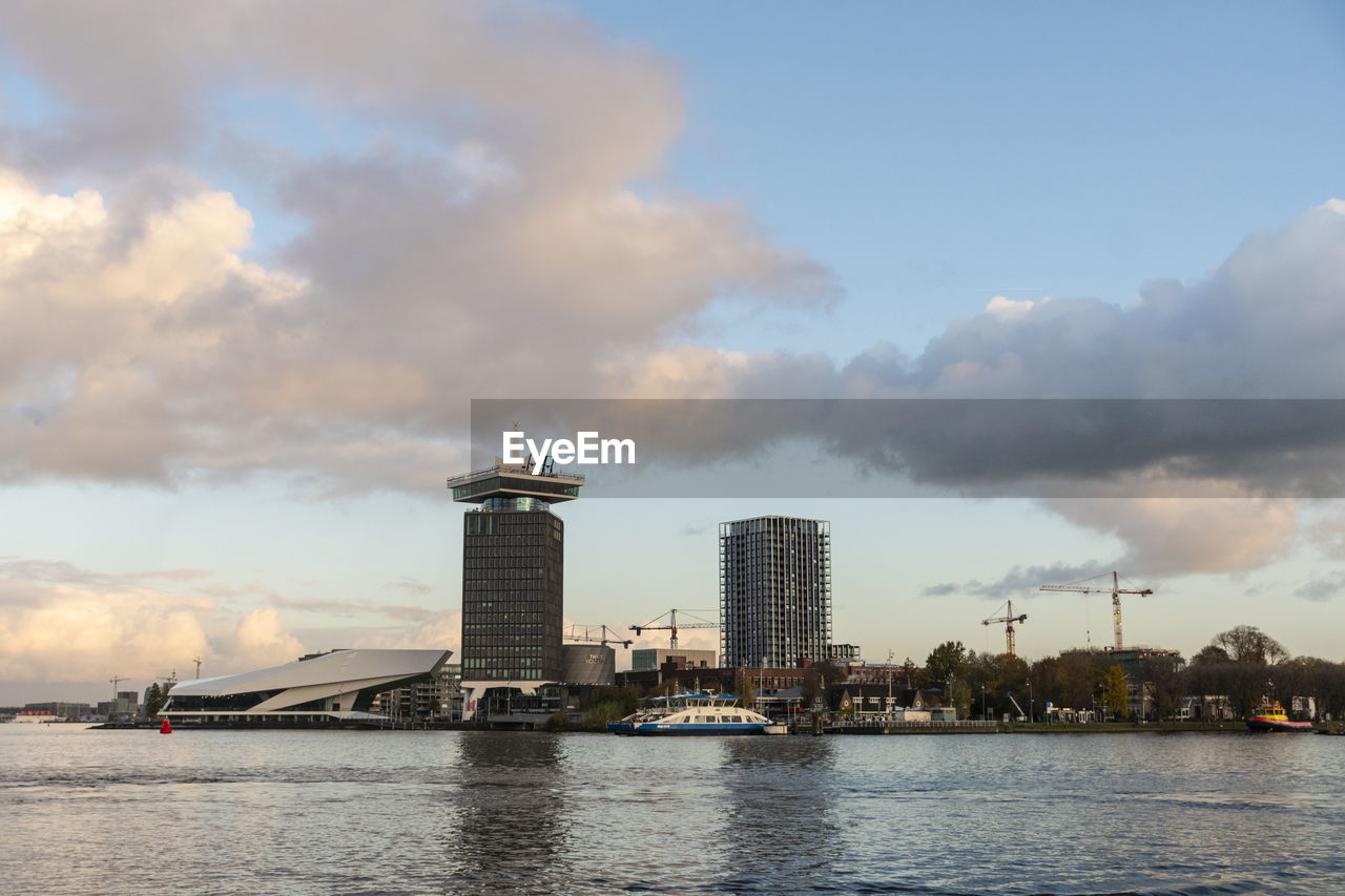 SEA AGAINST BUILDINGS IN CITY