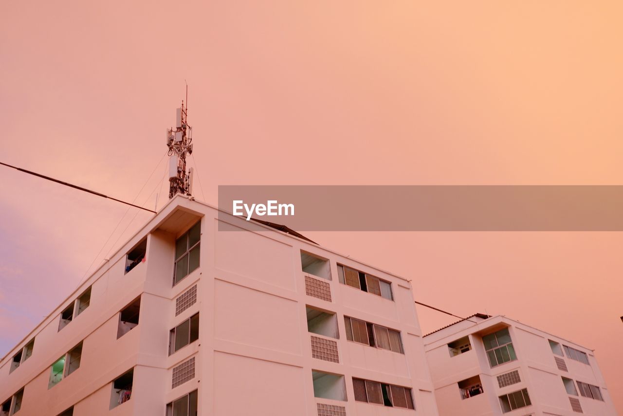 LOW ANGLE VIEW OF MODERN BUILDING AGAINST SKY