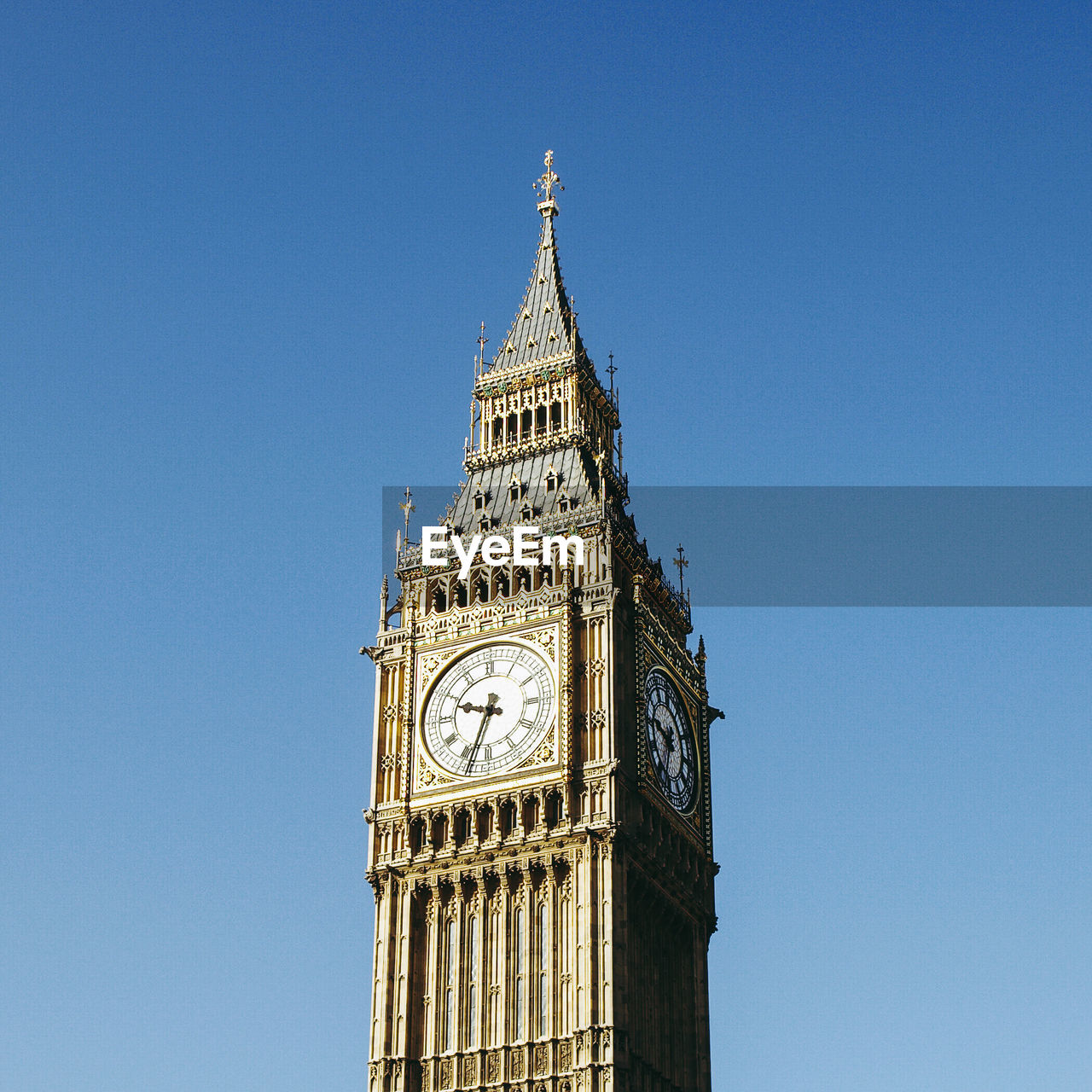 LOW ANGLE VIEW OF CLOCK TOWER AGAINST CLEAR SKY