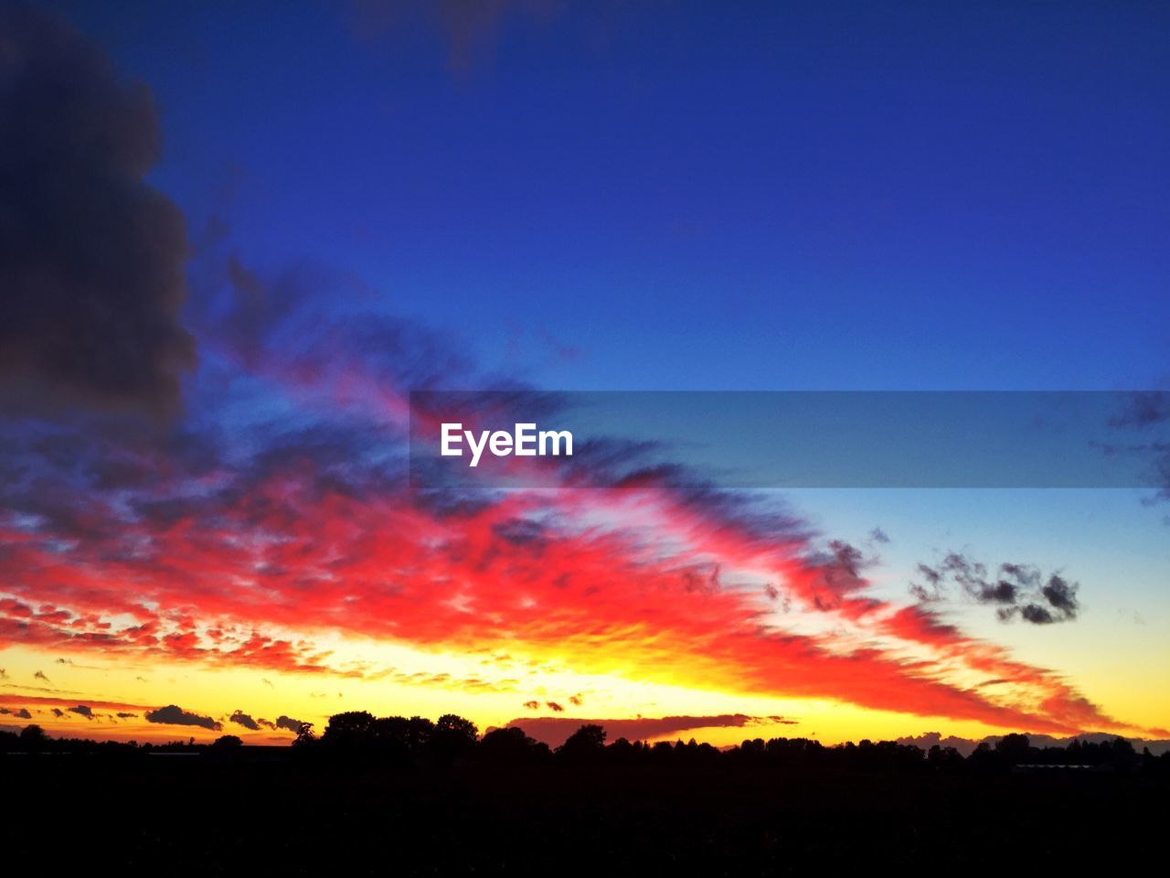 SCENIC VIEW OF SILHOUETTE MOUNTAINS AGAINST SKY AT NIGHT