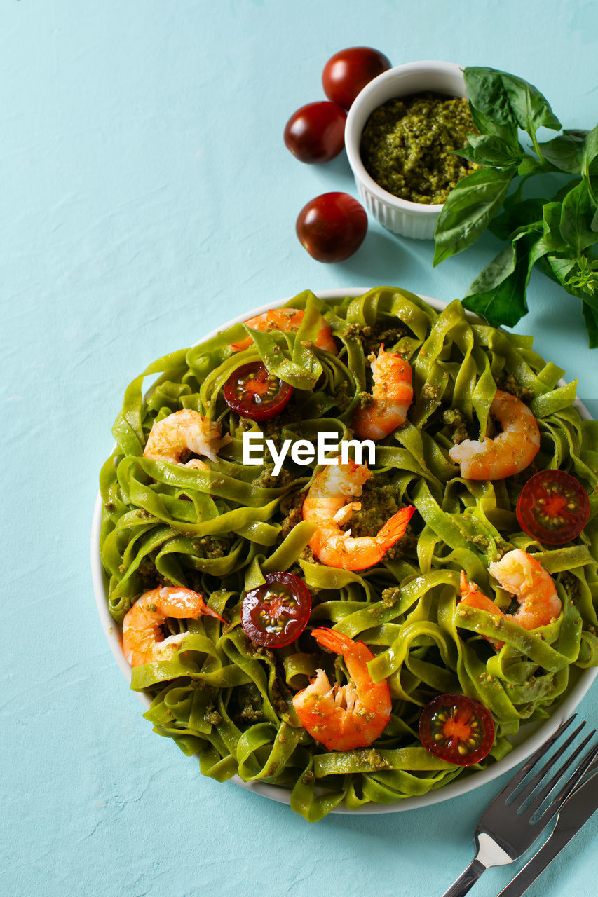 HIGH ANGLE VIEW OF SALAD IN BOWL