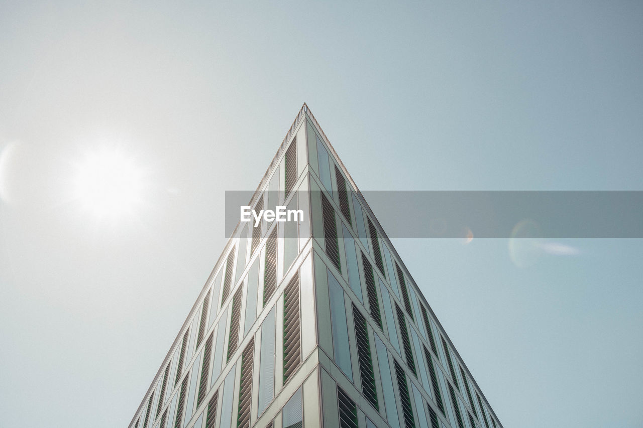 LOW ANGLE VIEW OF MODERN BUILDINGS AGAINST SKY