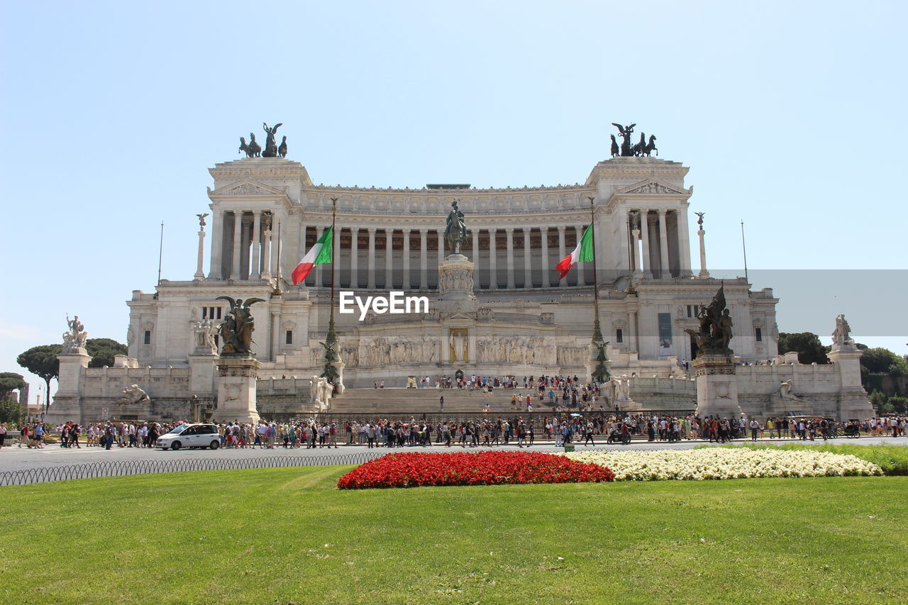 PEOPLE IN FRONT OF HISTORICAL BUILDING