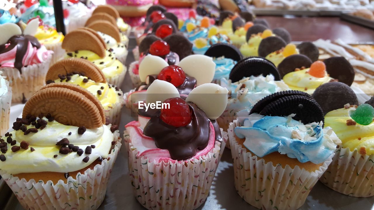 HIGH ANGLE VIEW OF CUPCAKES