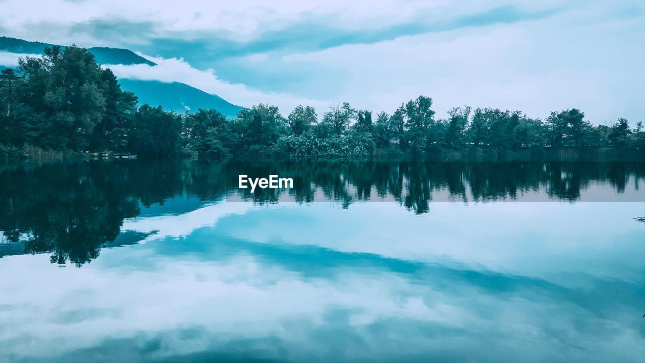 SCENIC VIEW OF LAKE AND TREES AGAINST SKY