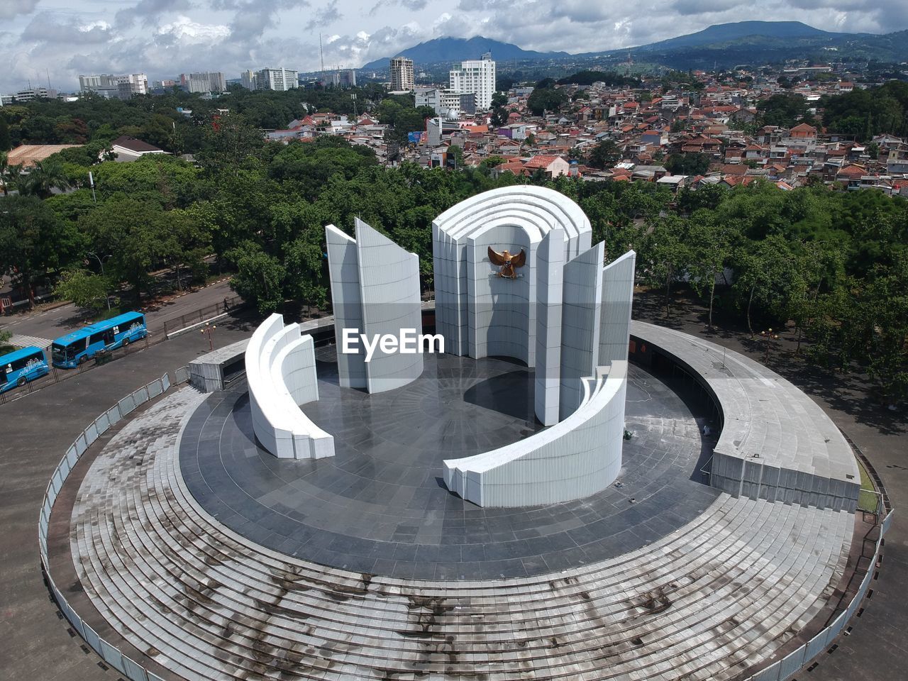 HIGH ANGLE VIEW OF MODERN BUILDING AGAINST SKY