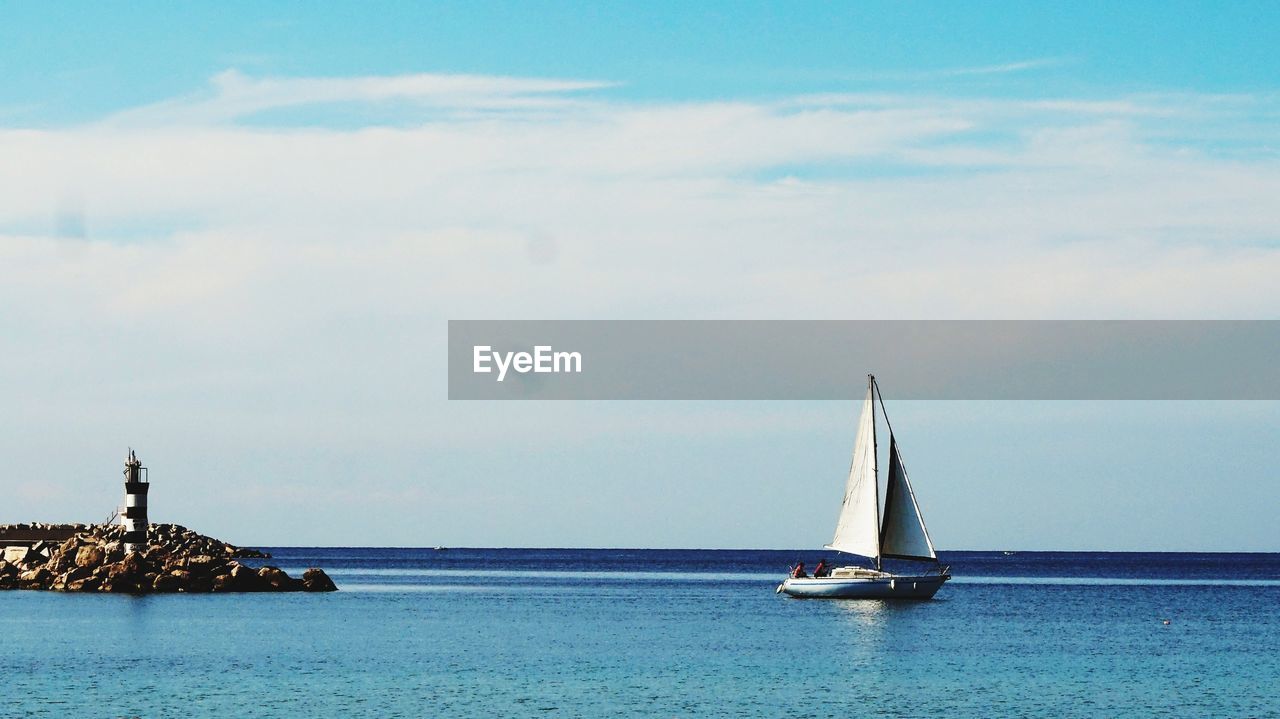 SAILBOATS SAILING ON SEA AGAINST SKY