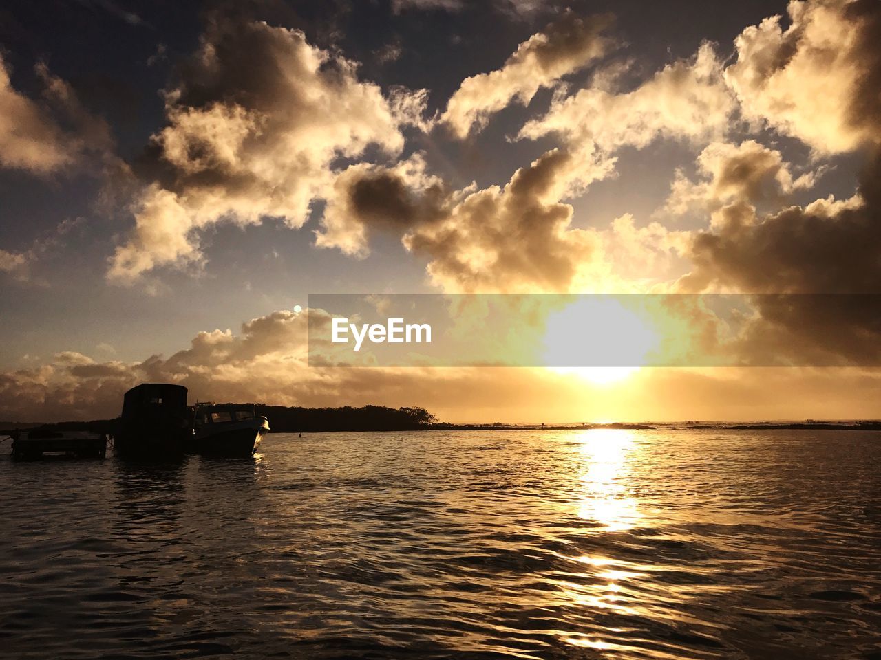 VIEW OF SEA AGAINST CLOUDY SKY AT SUNSET