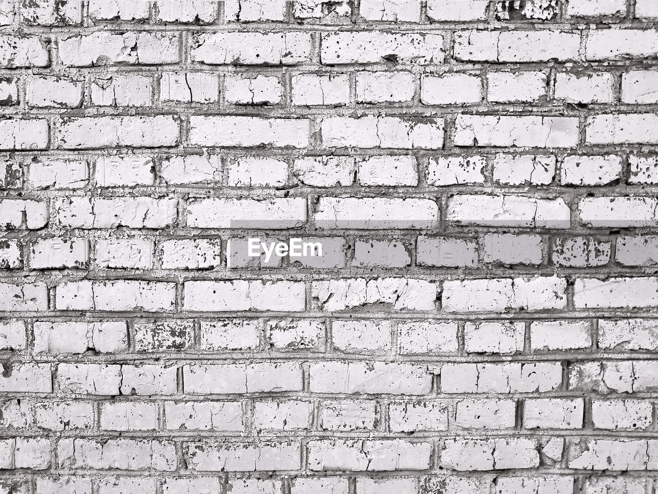 FULL FRAME SHOT OF WEATHERED WALL WITH GRAFFITI