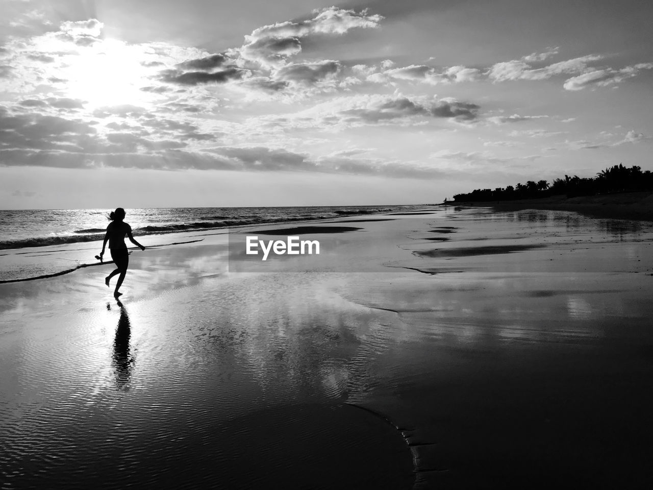 SILHOUETTE MAN ON SHORE AGAINST SKY