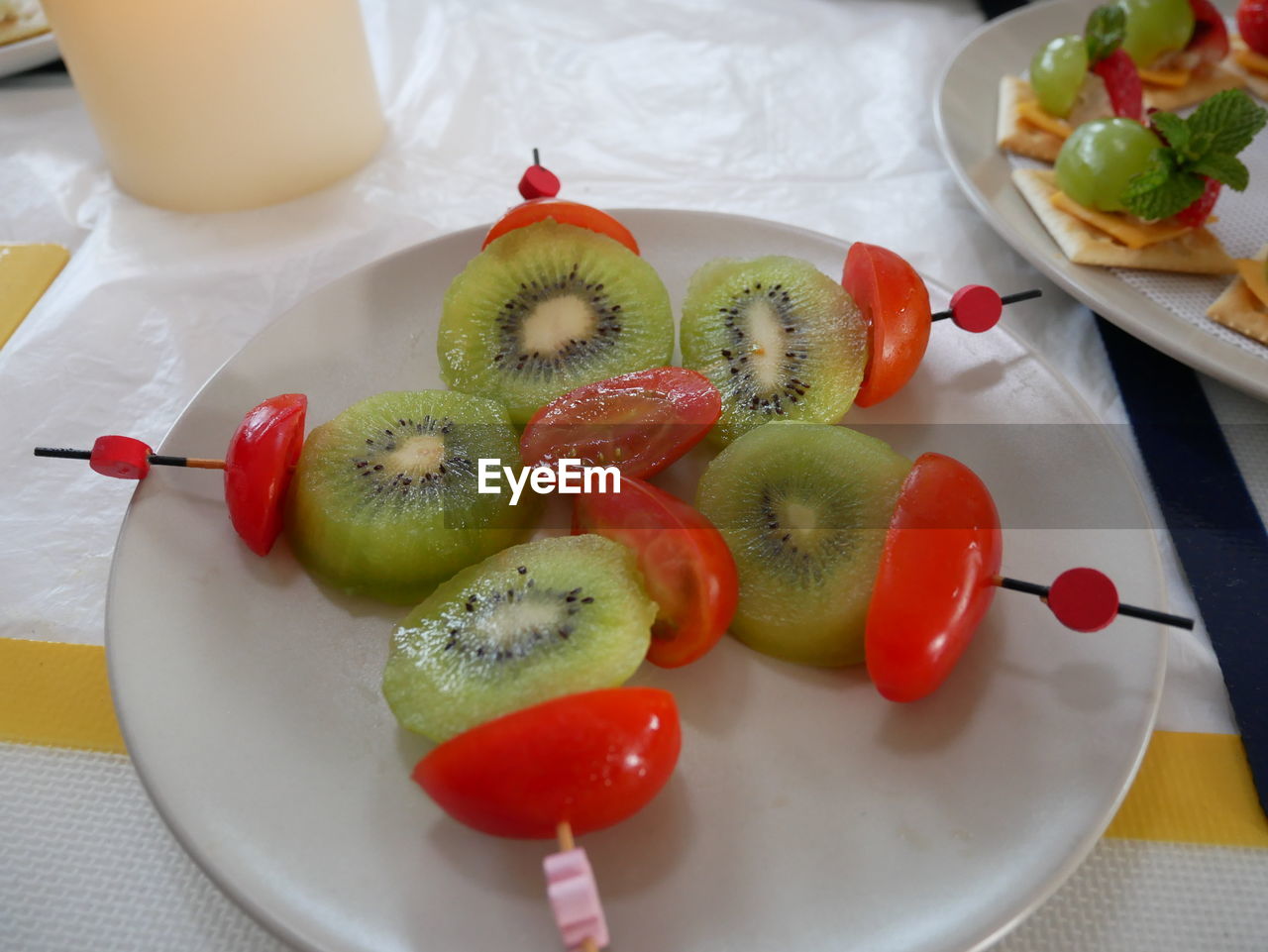 HIGH ANGLE VIEW OF SALAD IN PLATE ON TABLE