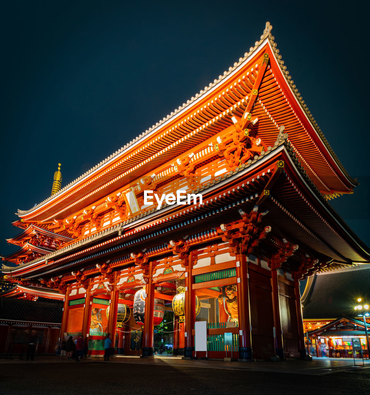 Illuminated senso-ji buddhist temple in asakusa at night