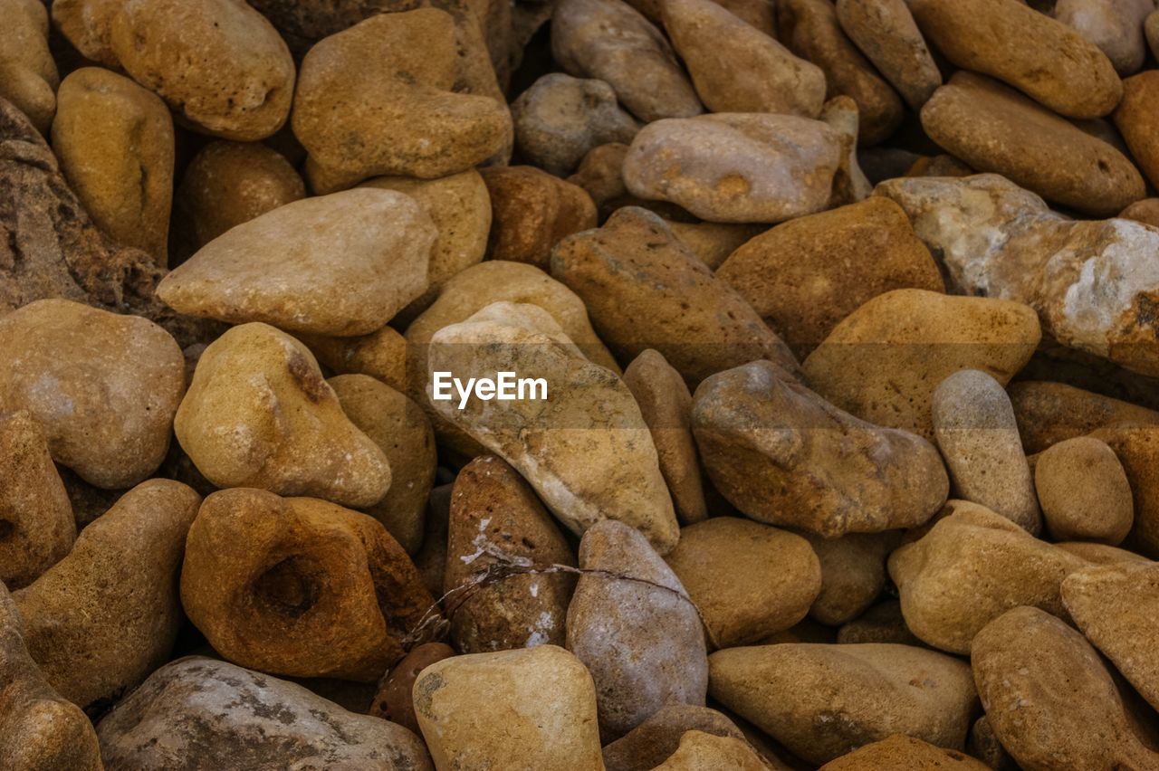 FULL FRAME SHOT OF PEBBLES ON BEACH