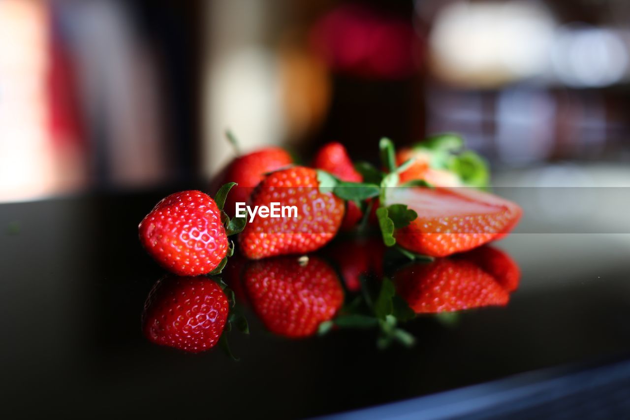 CLOSE-UP OF FRESH STRAWBERRIES IN TABLE