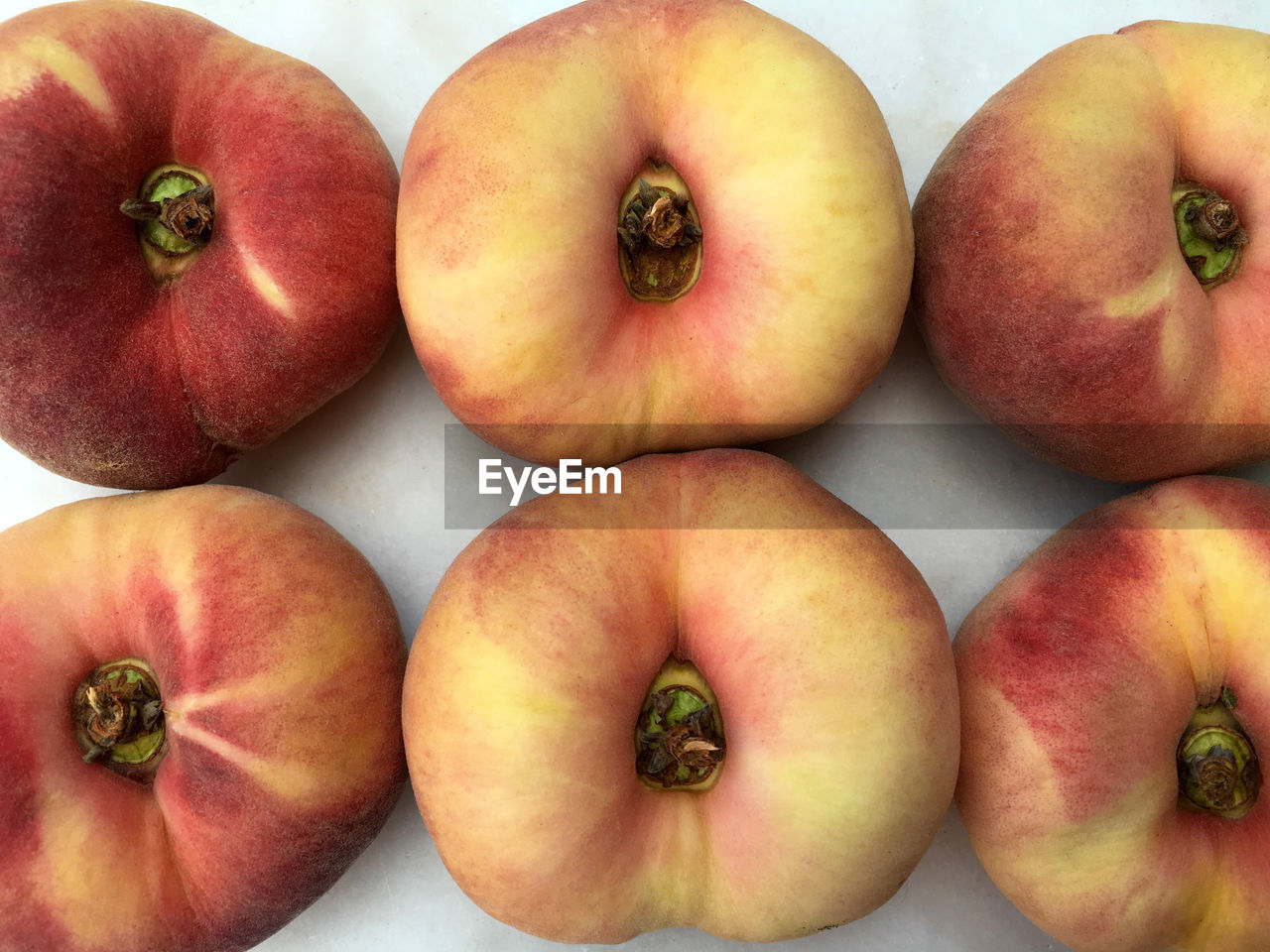 CLOSE-UP OF APPLES IN PLATE