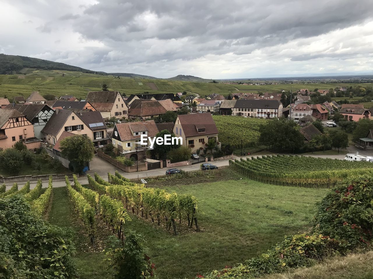 Village au milieu des vignobles