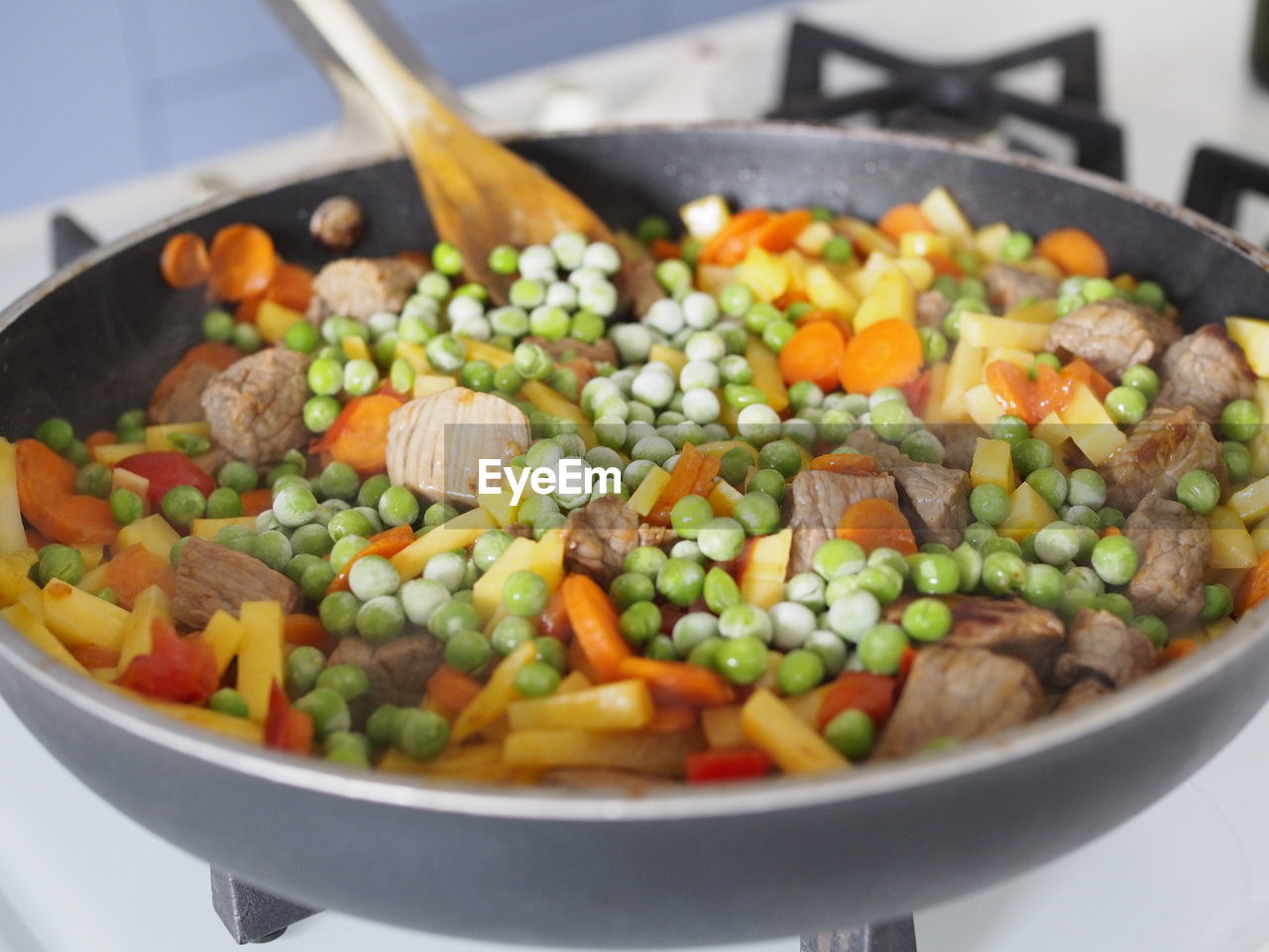 CLOSE-UP OF FRESH SALAD IN BOWL