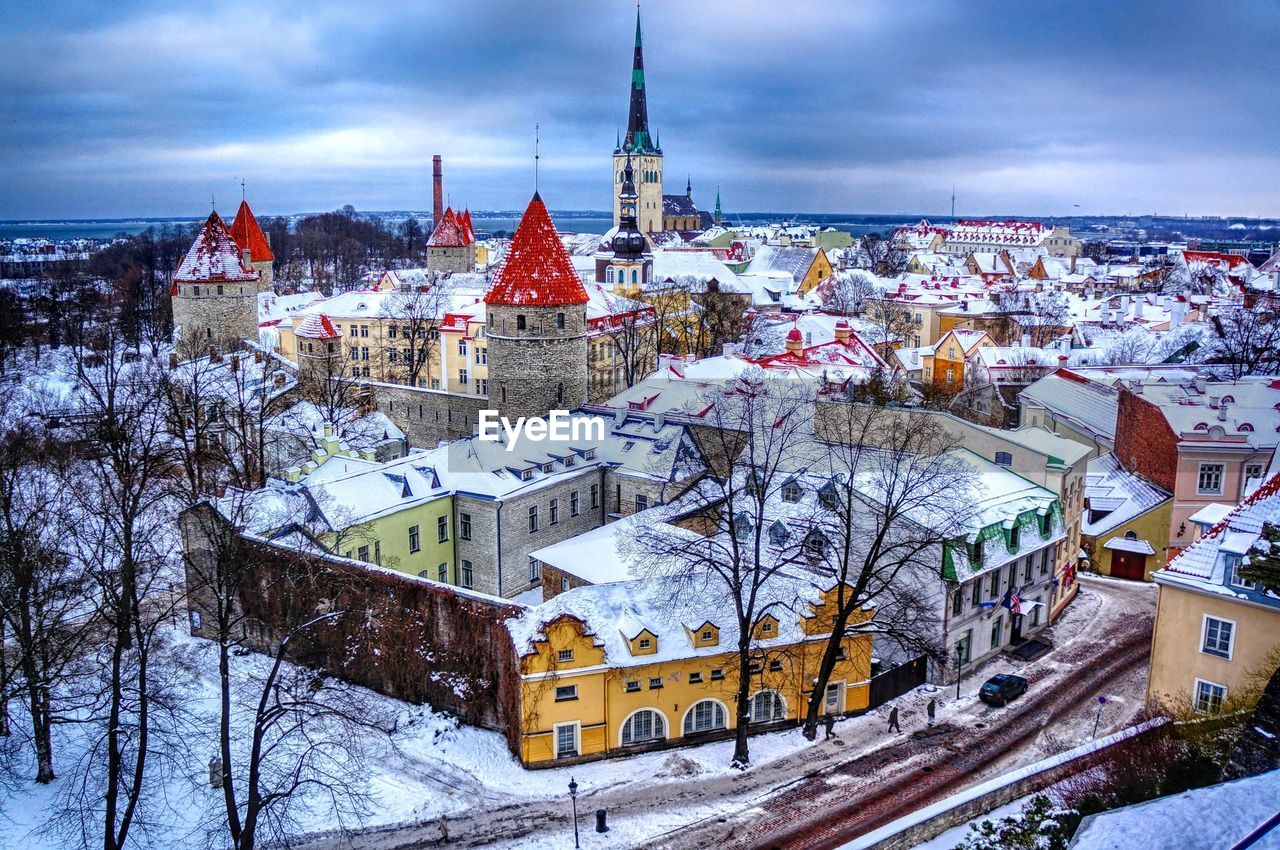 HIGH ANGLE VIEW OF BUILDINGS IN TOWN