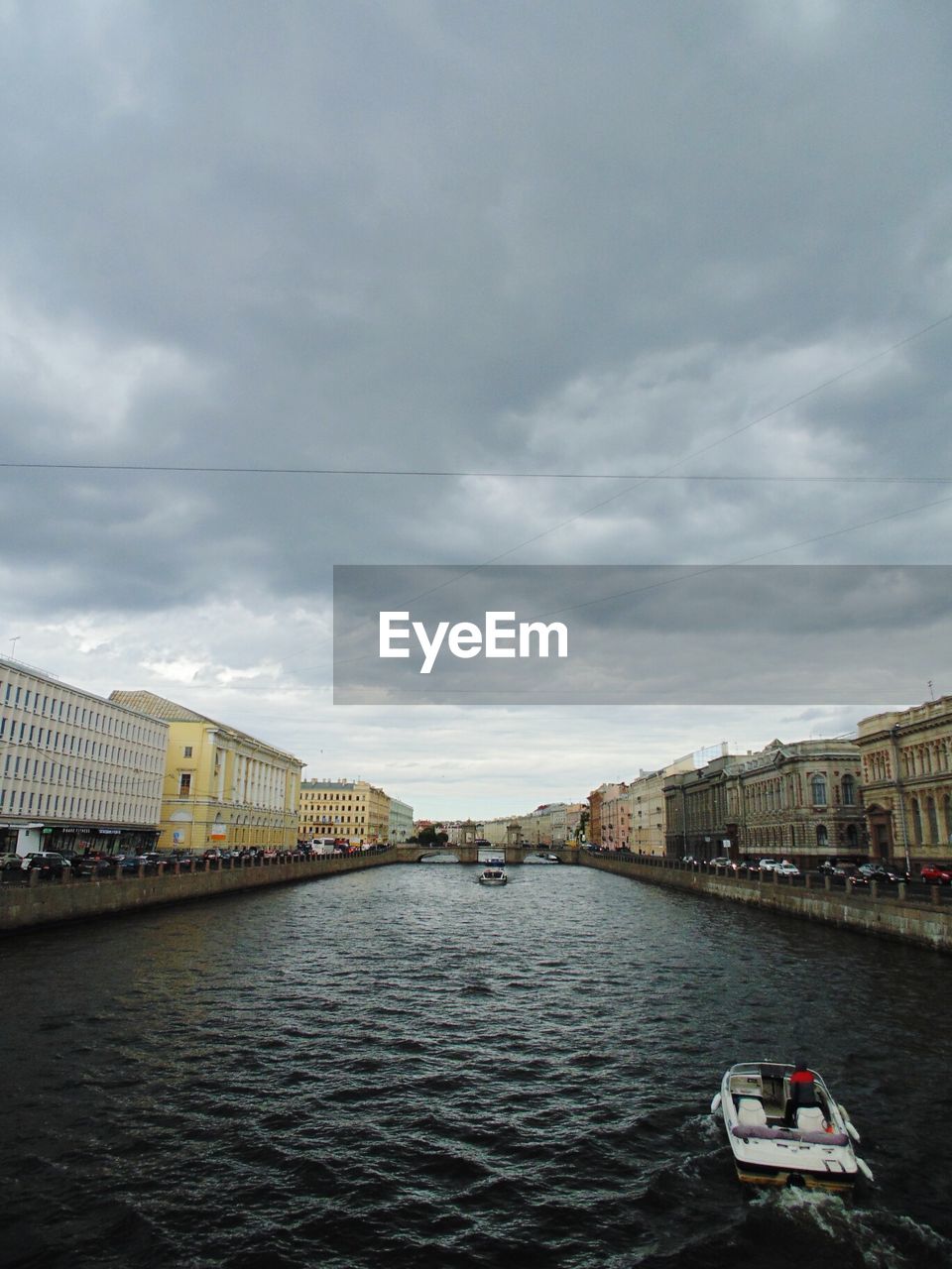 VIEW OF CITY AT WATERFRONT