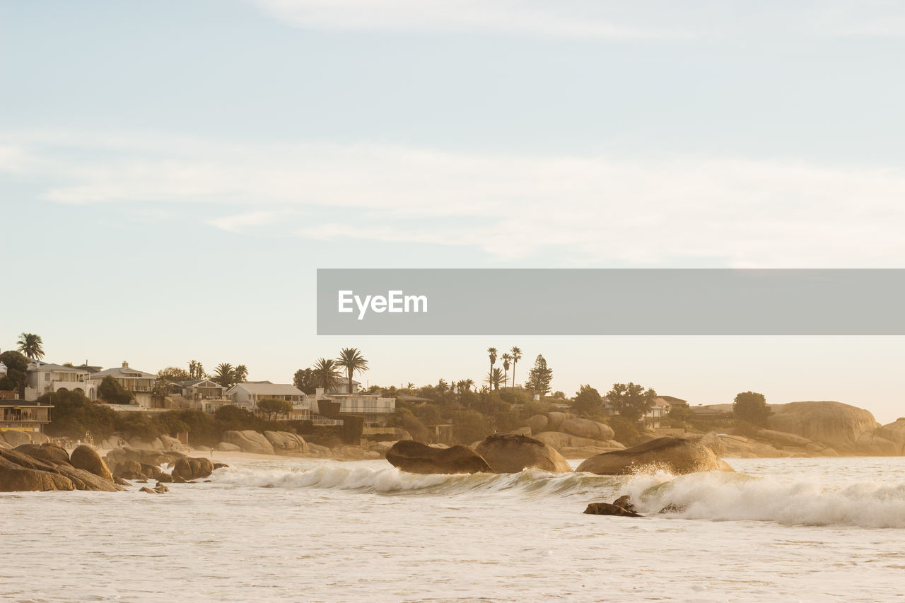 SCENIC VIEW OF ROCKY SHORE AGAINST SKY