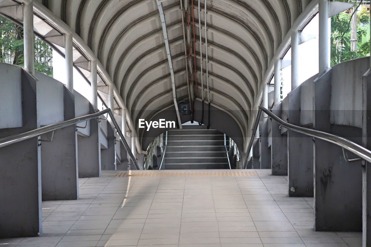 EMPTY CORRIDOR OF MODERN BUILDING