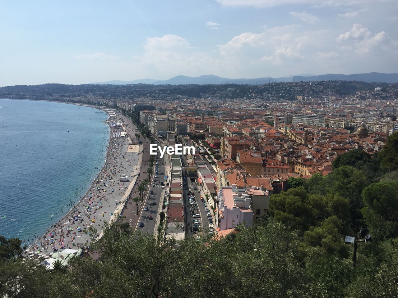 HIGH ANGLE VIEW OF TOWNSCAPE BY SEA