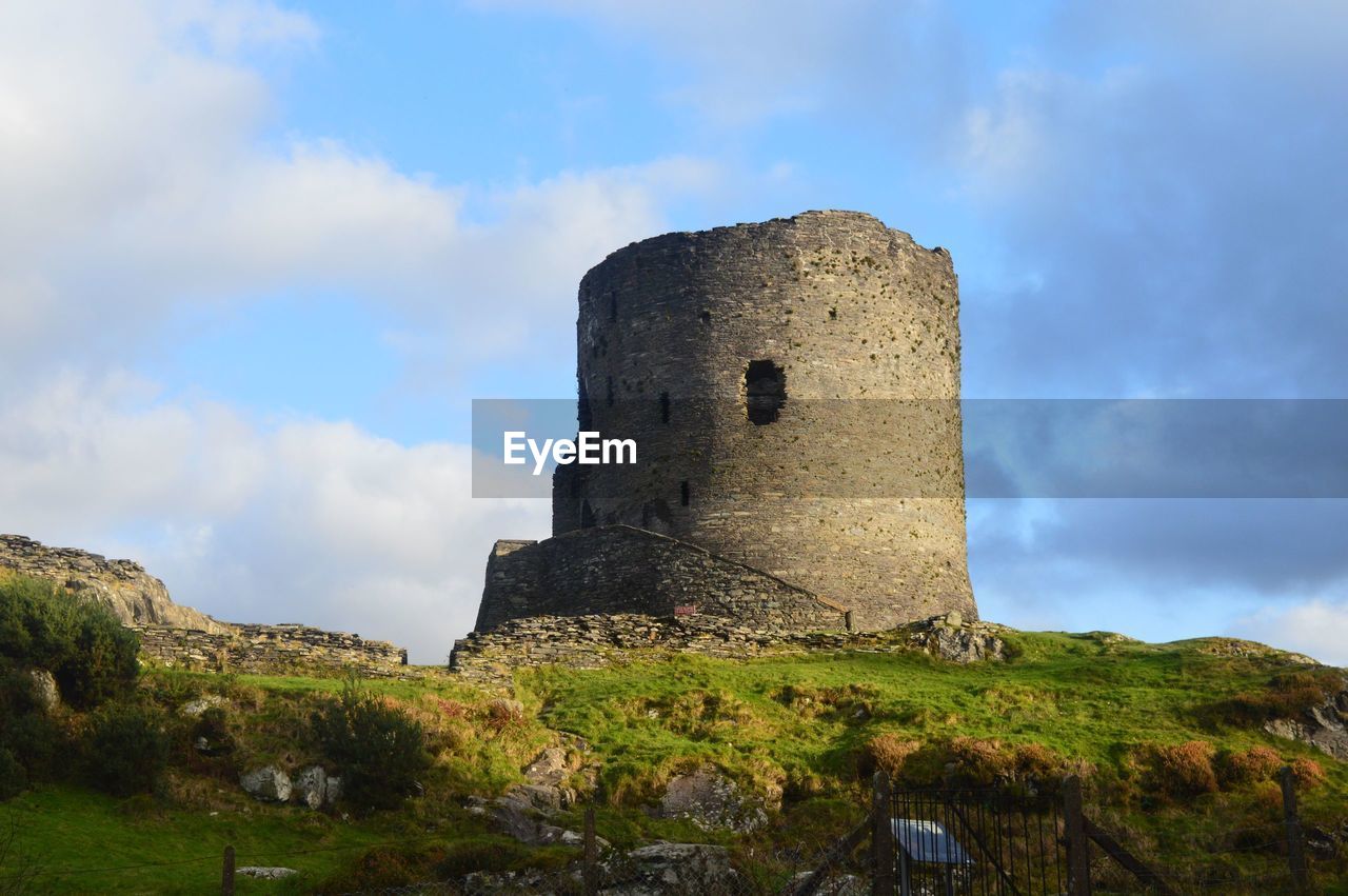 LOW ANGLE VIEW OF HISTORIC CASTLE AGAINST SKY