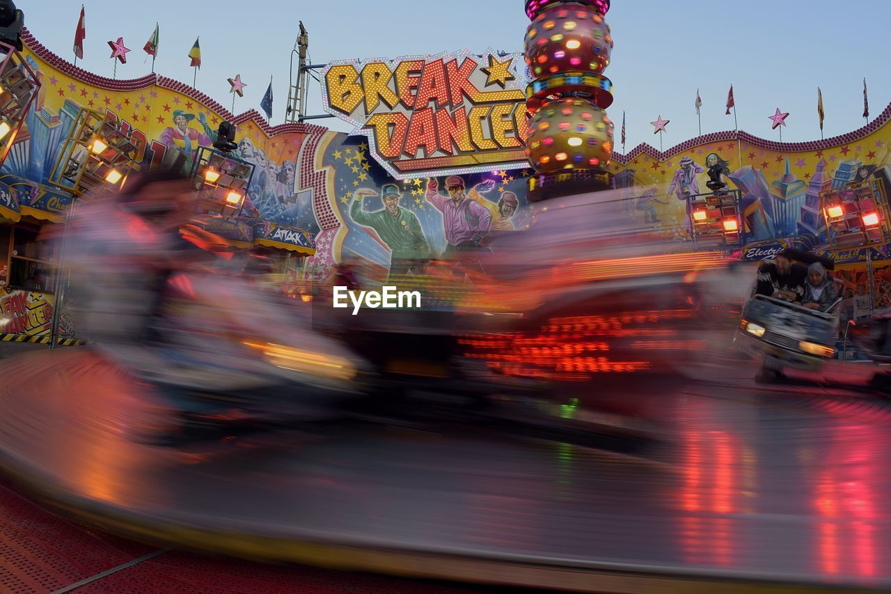 ILLUMINATED FERRIS WHEEL AT AMUSEMENT PARK