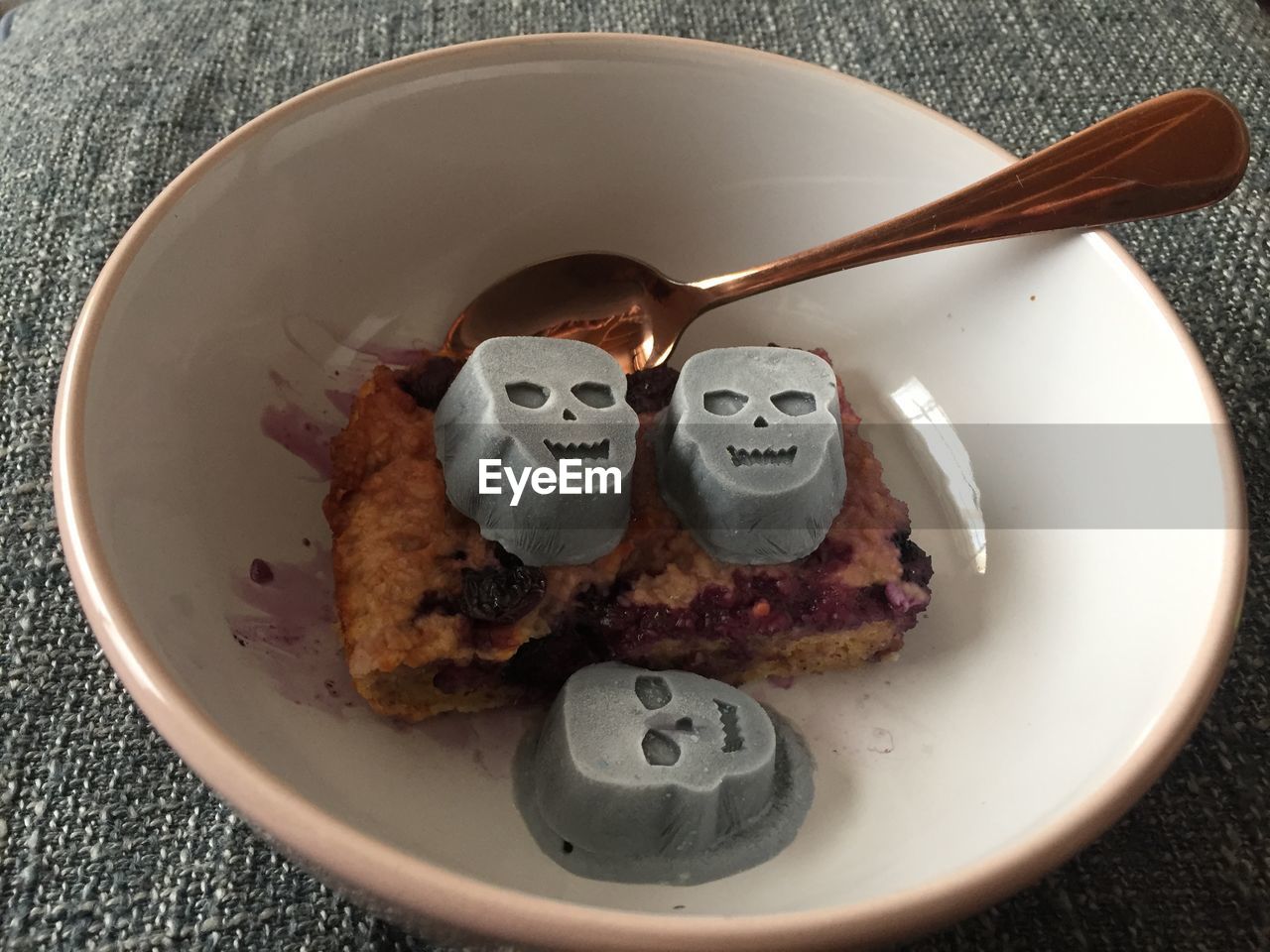 HIGH ANGLE VIEW OF DESSERT IN PLATE