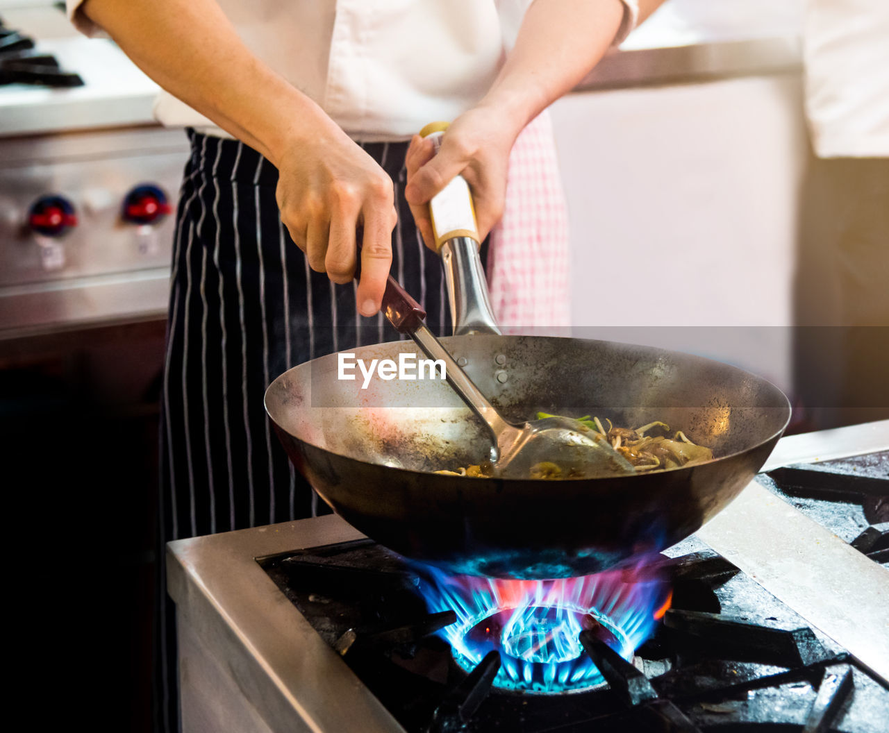 MIDSECTION OF PERSON PREPARING FOOD