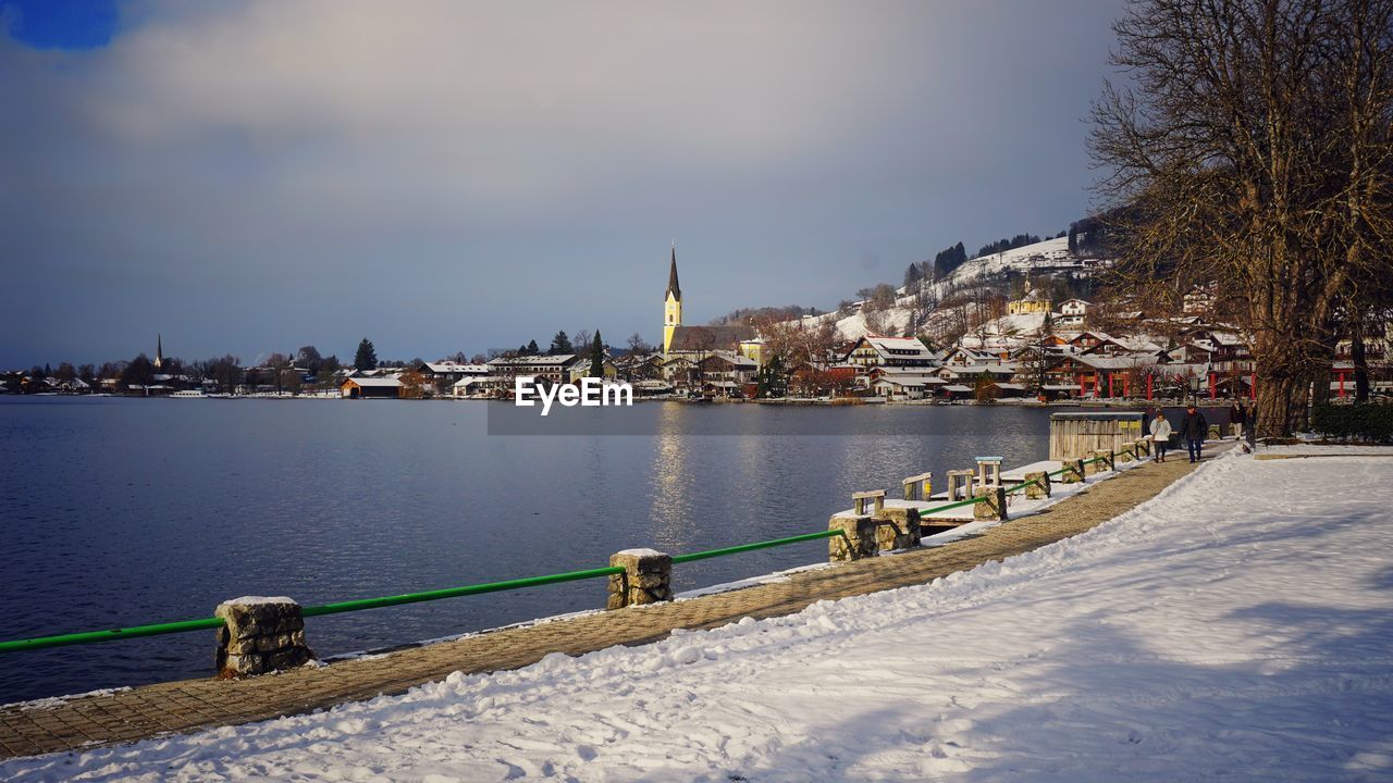 SCENIC VIEW OF LAKE AGAINST SKY IN CITY