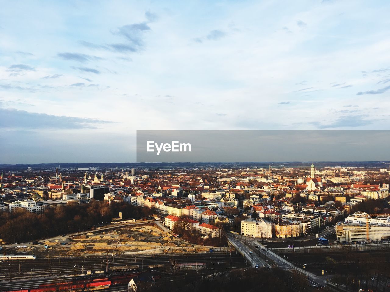 HIGH ANGLE VIEW OF TOWNSCAPE BY SEA AGAINST SKY