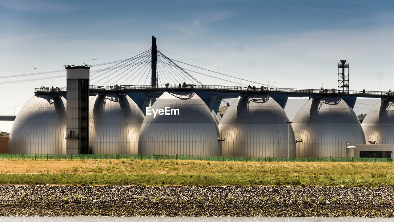 Large digestion towers for the treatment of wastewater at the edge of the port