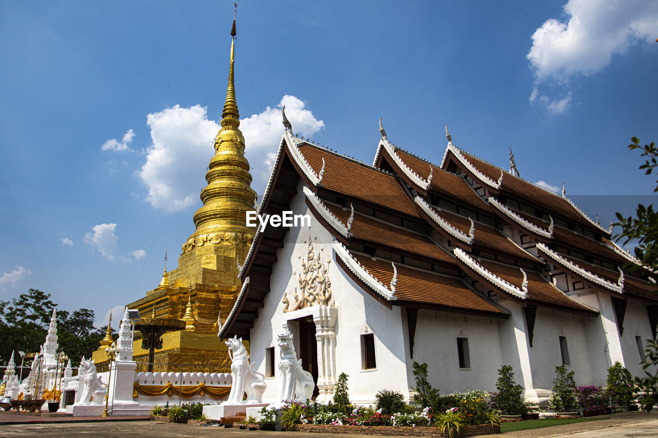 LOW ANGLE VIEW OF TEMPLE BUILDING AGAINST SKY