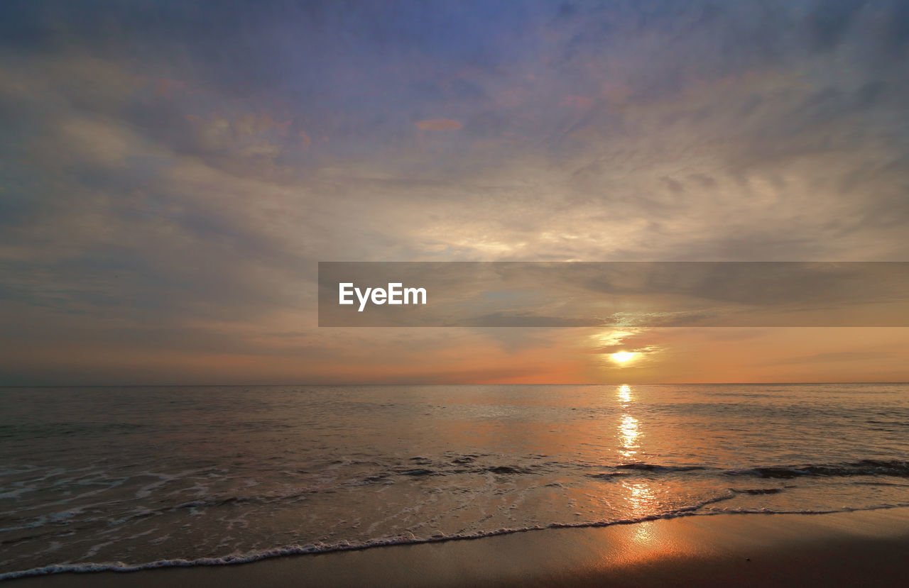 SCENIC VIEW OF SEA AGAINST SUNSET SKY