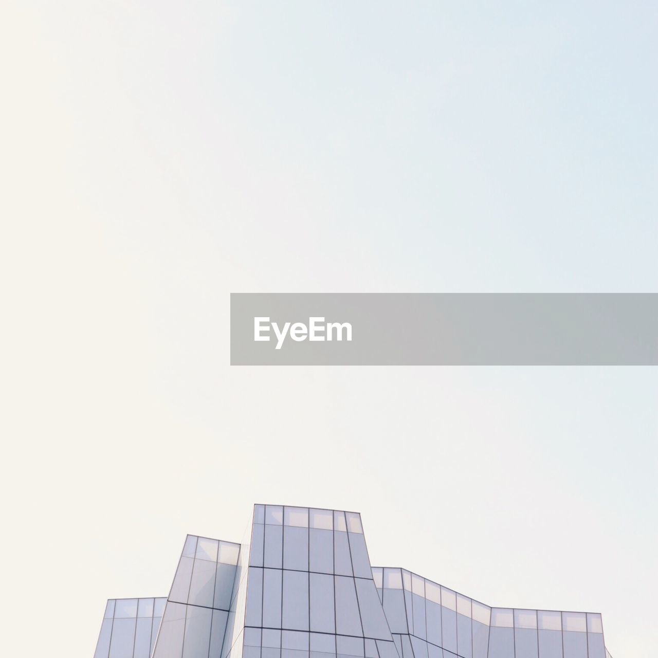 LOW ANGLE VIEW OF MODERN BUILDING AGAINST SKY