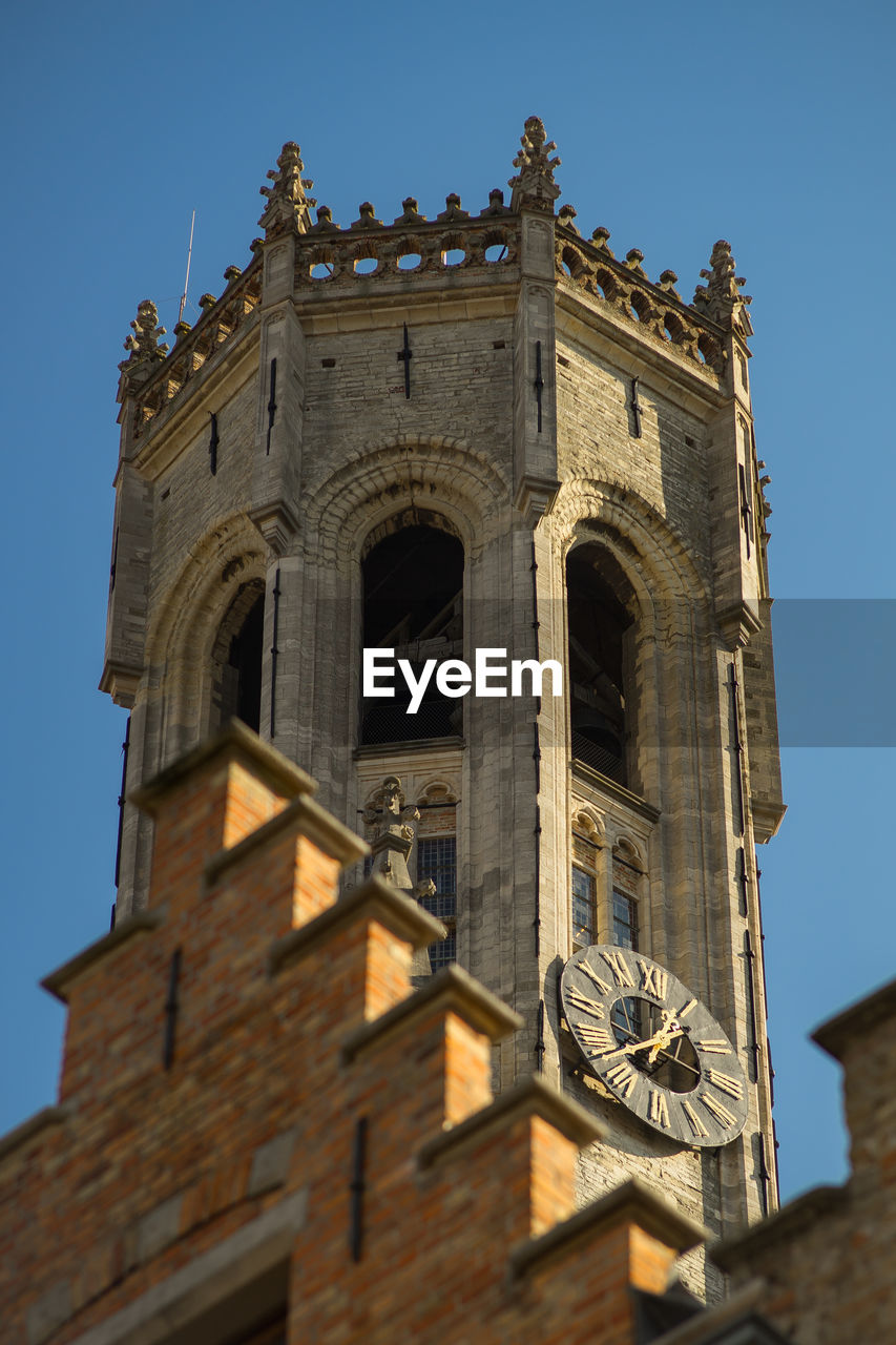 LOW ANGLE VIEW OF HISTORICAL BUILDING AGAINST CLEAR SKY