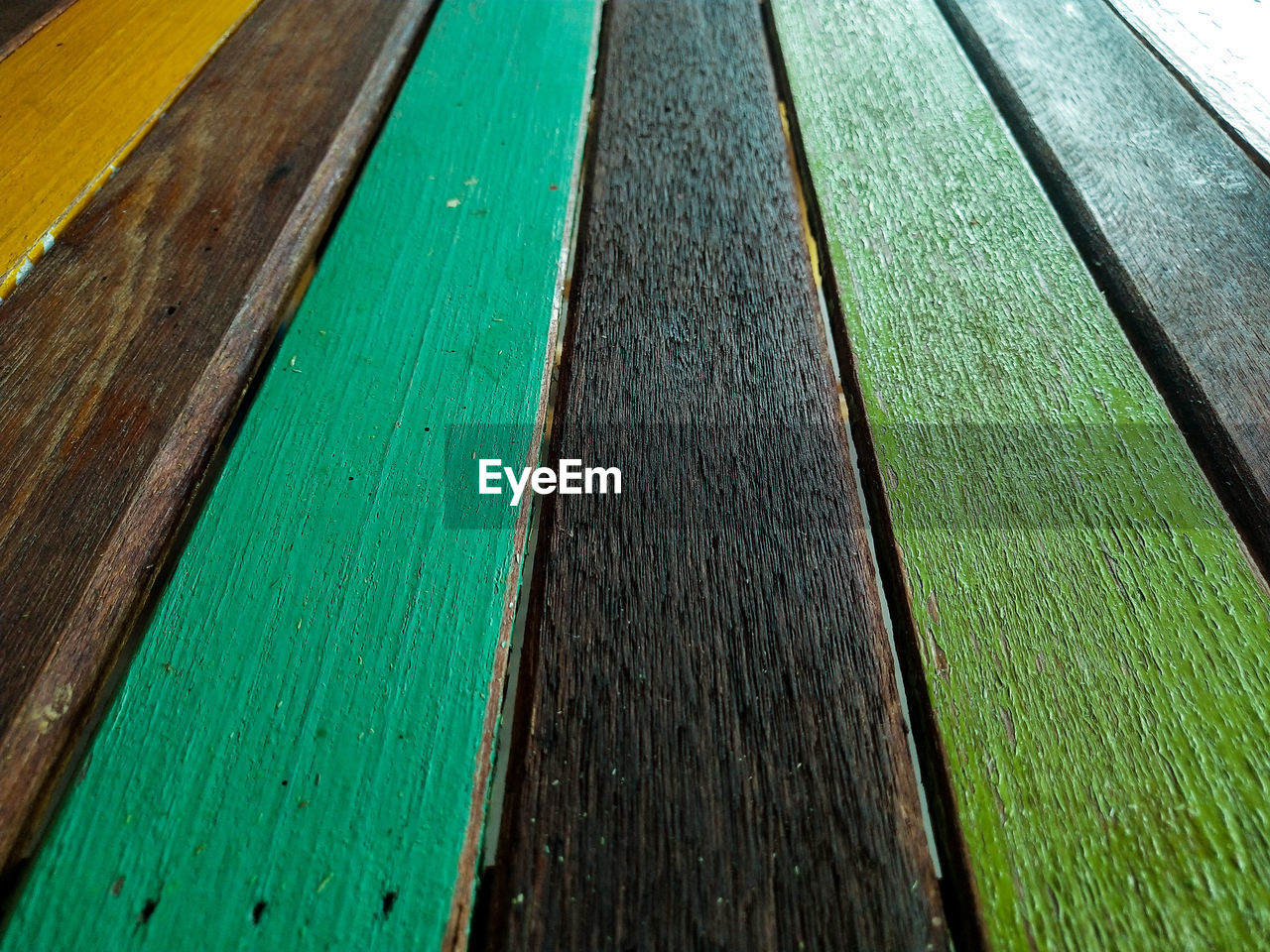 FULL FRAME SHOT OF WOODEN PLANKS