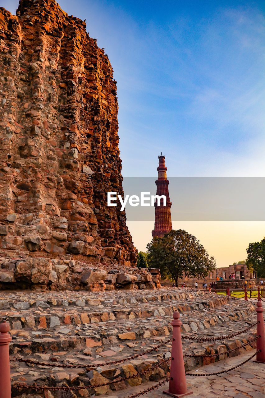 Landscape view of alai minar and qutub minar