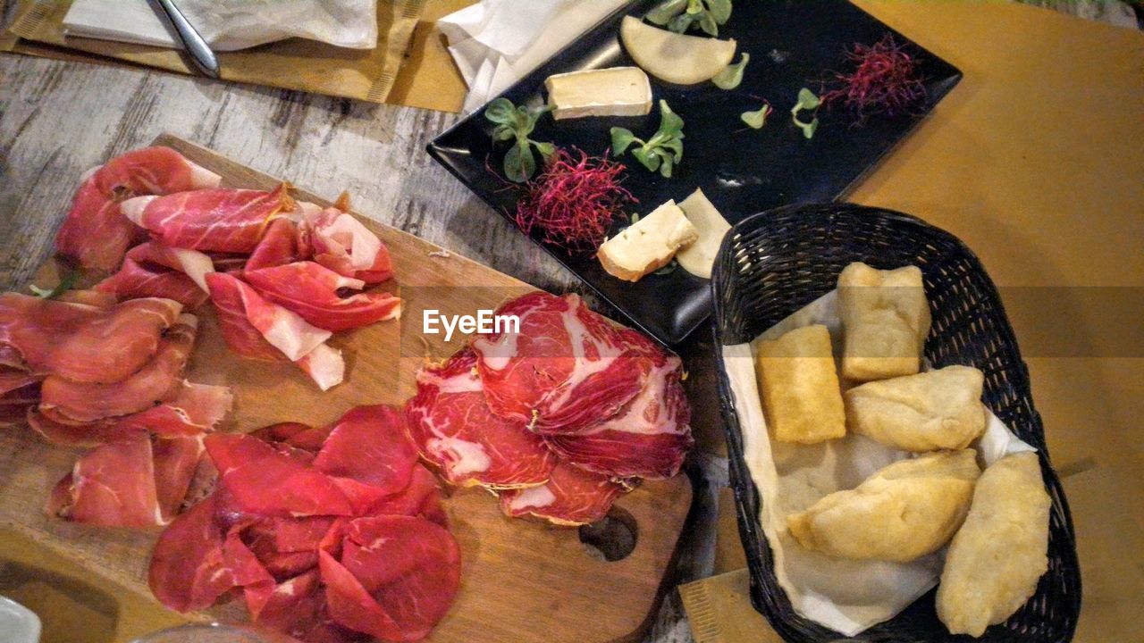 HIGH ANGLE VIEW OF FOOD ON TABLE