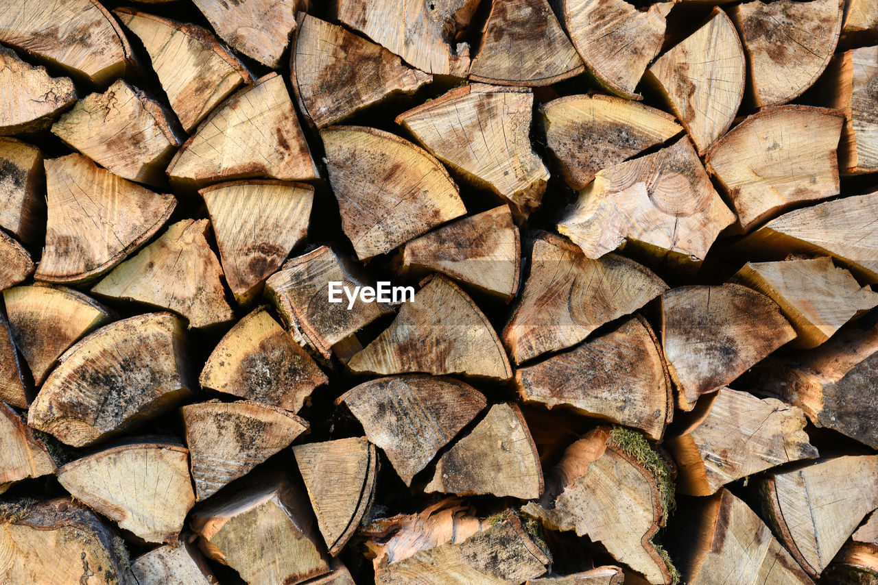 FULL FRAME SHOT OF FIREWOOD STACK