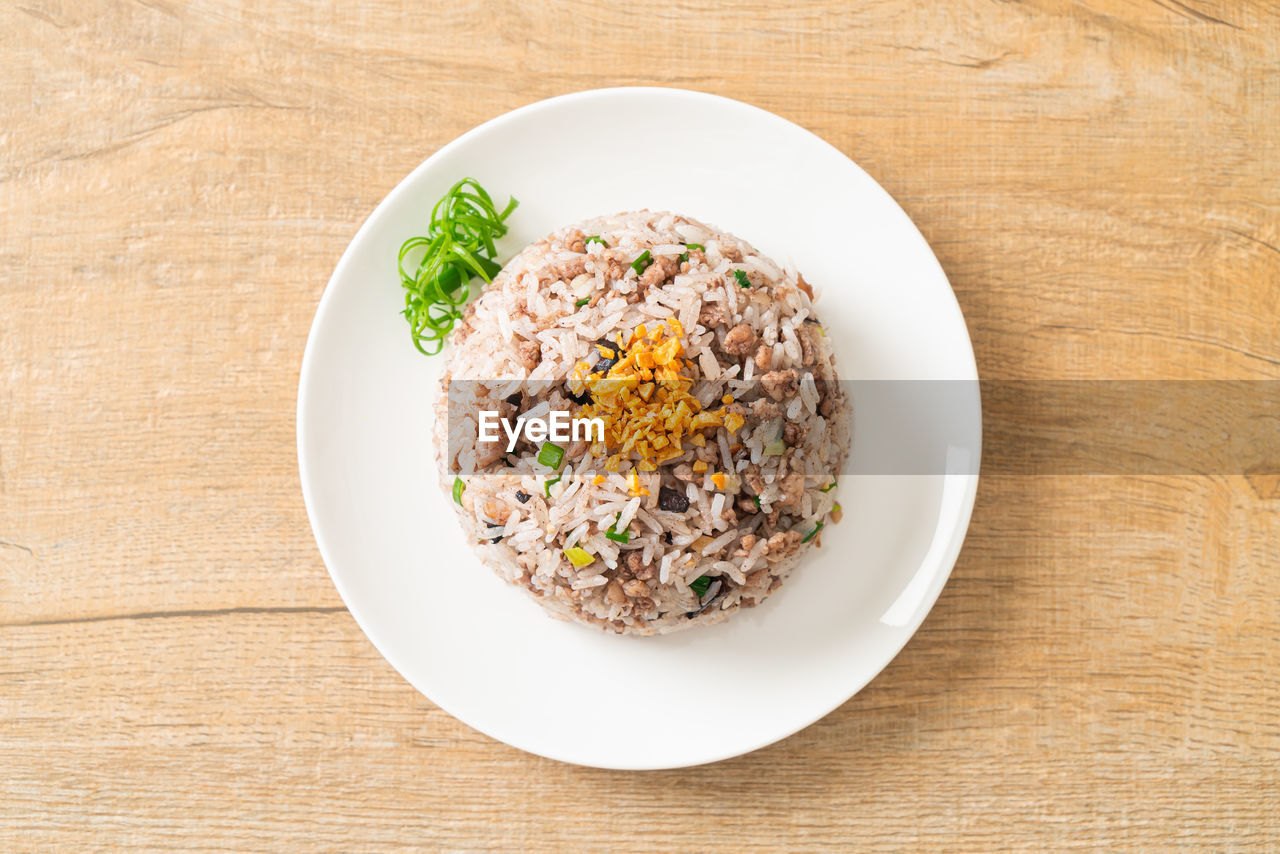 HIGH ANGLE VIEW OF FOOD IN BOWL