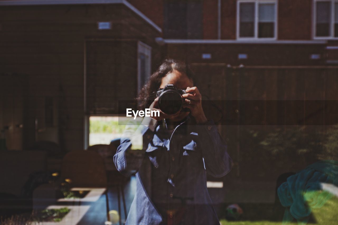 YOUNG WOMAN PHOTOGRAPHING
