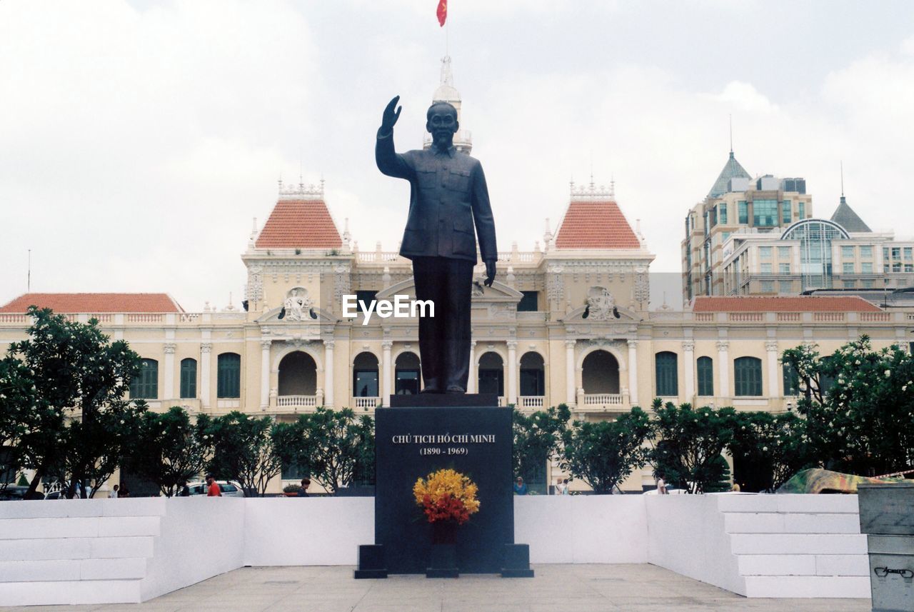 STATUE OF HISTORIC BUILDING AGAINST SKY