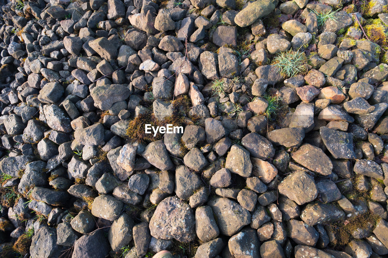 HIGH ANGLE VIEW OF STONES ON ROCKS